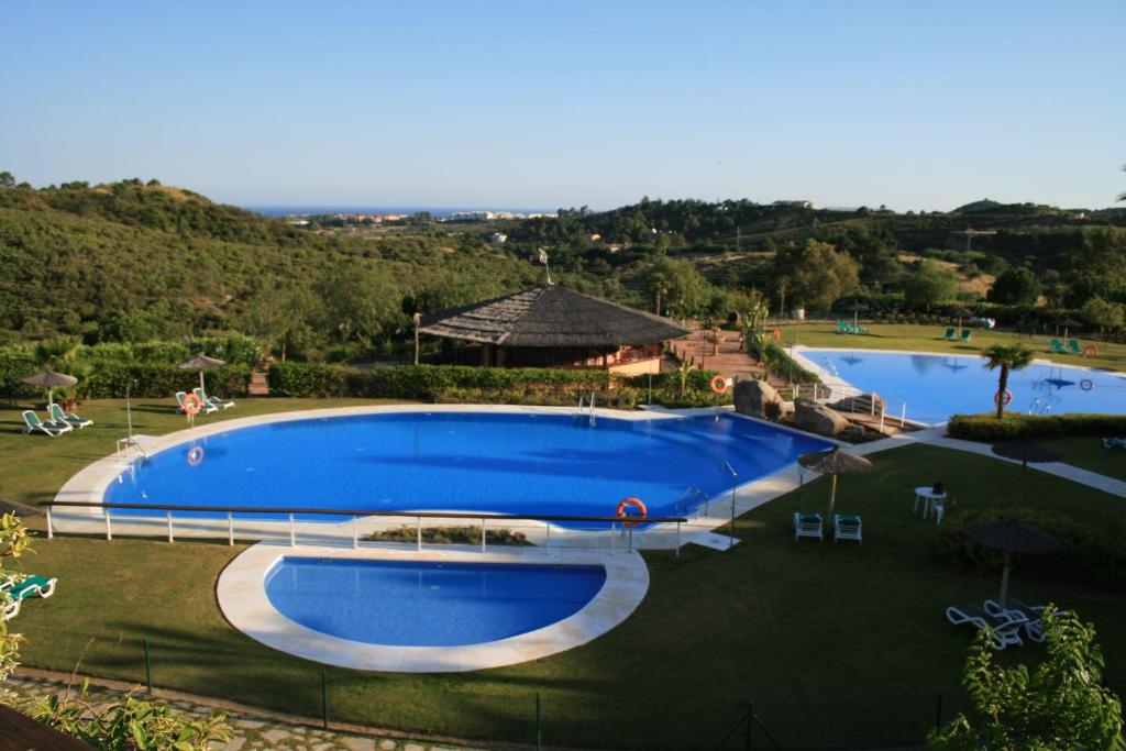 an overhead view of a large swimming pool at Apartamento en Magnifico Resort - Parque Botanico in Estepona
