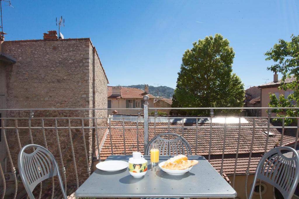 uma mesa com duas tigelas de comida numa varanda em Frères Suquet Sea Cannes em Cannes