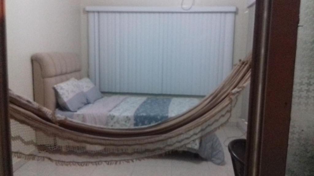 a bed in a hammock in a room at Expedito acomodações in Manaus