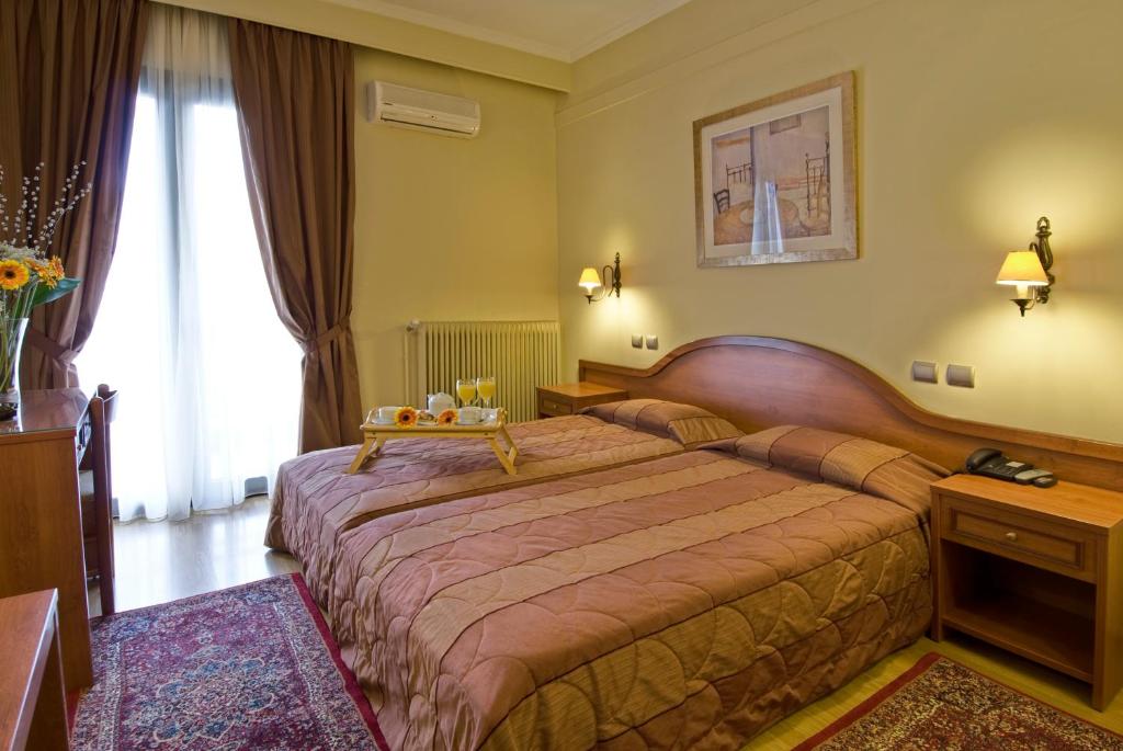 Un dormitorio con una cama grande y una mesa. en Villa Elia, en Veria