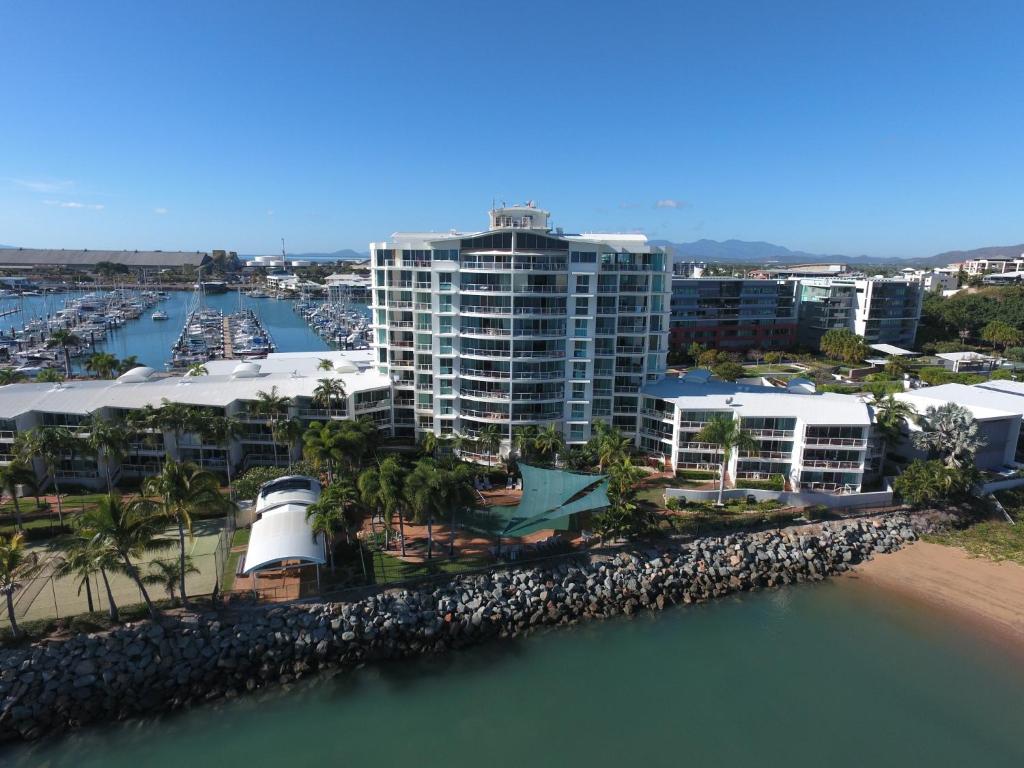 eine Luftansicht auf eine Stadt mit Yachthafen und Gebäuden in der Unterkunft Mariners North Holiday Apartments in Townsville