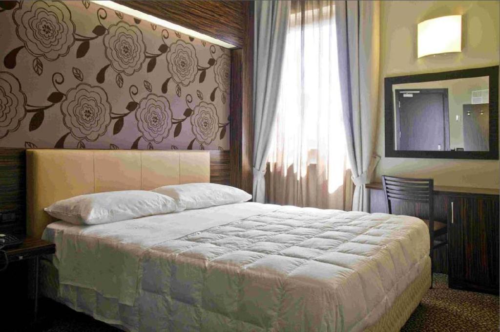 Un dormitorio con una cama grande y una ventana en Hotel Novelli, en Orta Nova