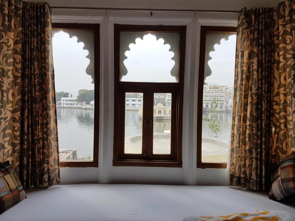 Een bed of bedden in een kamer bij Hotel Devraj Niwas on Lake Pichola