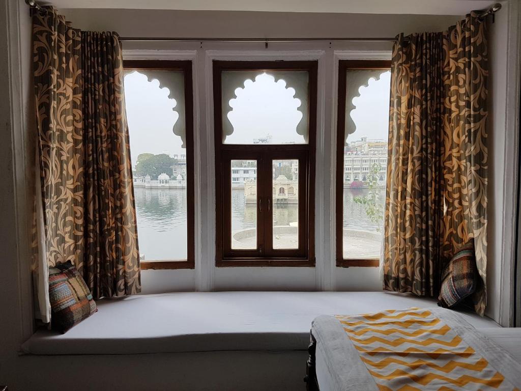 Een bed of bedden in een kamer bij Hotel Devraj Niwas on Lake Pichola