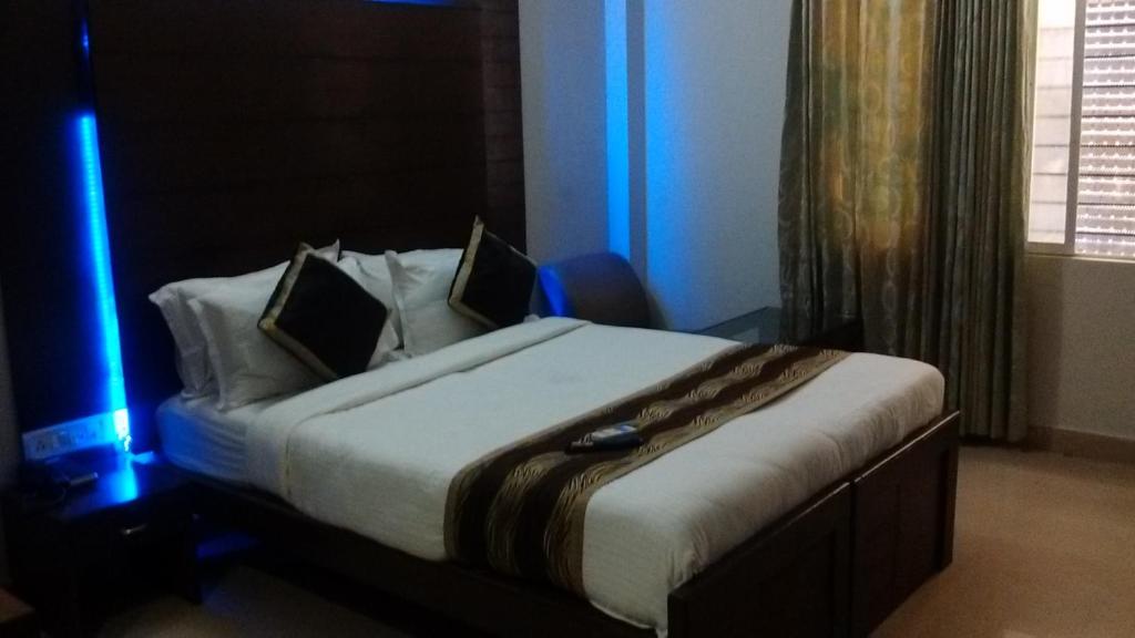 Postel nebo postele na pokoji v ubytování Orion Residency Hotel Near Chennai Central Railway Station