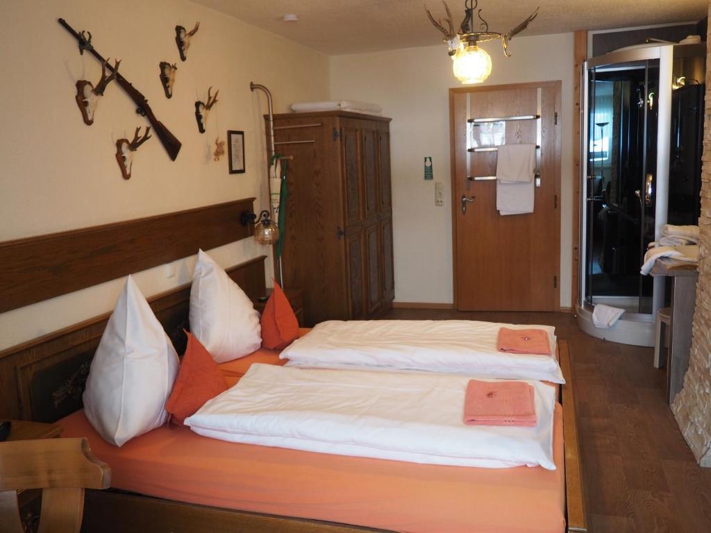 Postel nebo postele na pokoji v ubytování Hotel zum Friedl