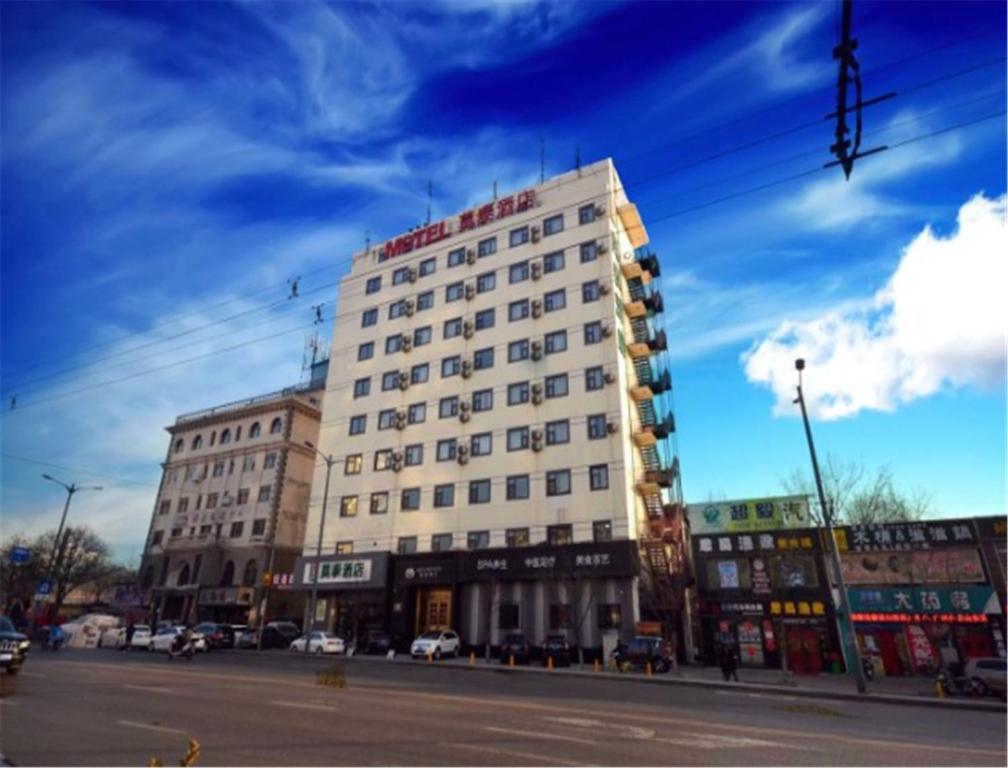 un edificio blanco alto en una calle de la ciudad en Motel Taiyuan North Street Wuyi Road en Taiyuán