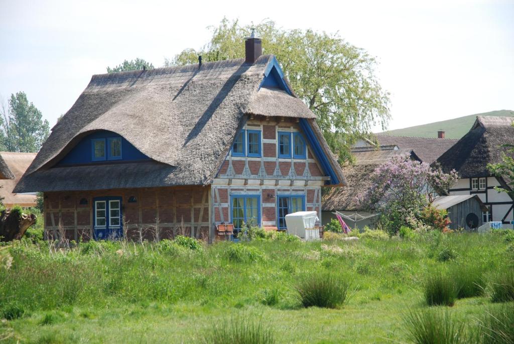 ein altes Haus mit einem Strohdach in der Unterkunft Fachwerkhäuser Gager Valerius in Gager