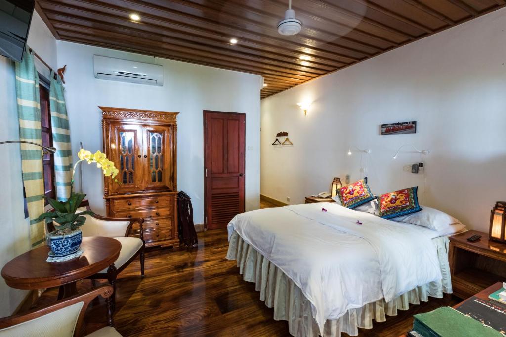 Deluxe Sideview Room King Bed Interior Layout