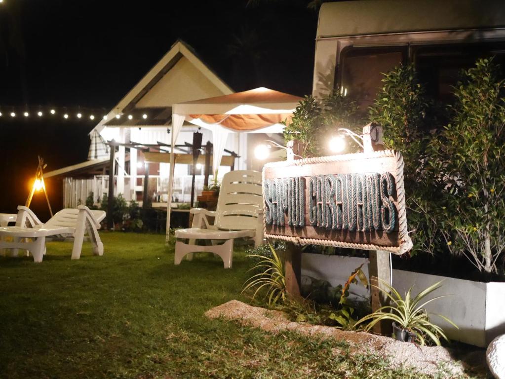 Zahrada ubytování Samui Caravans