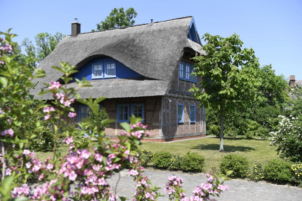ガガーにあるFachwerkhäuser Gager Haus „Strate“の茅葺き屋根の古民家