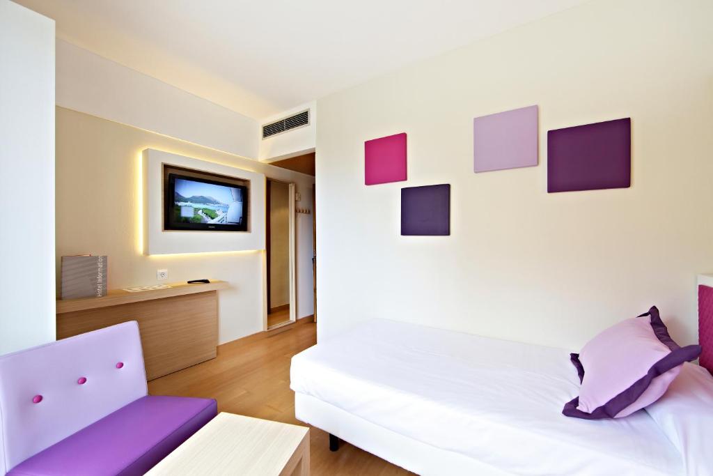 Кровать или кровати в номере Hotel & Spa S'Entrador Playa