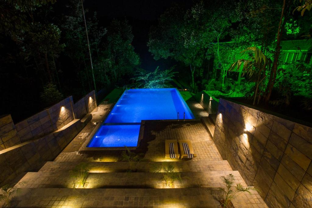 Bazén v ubytování Lakkidi Village Resort Wayanad nebo v jeho okolí