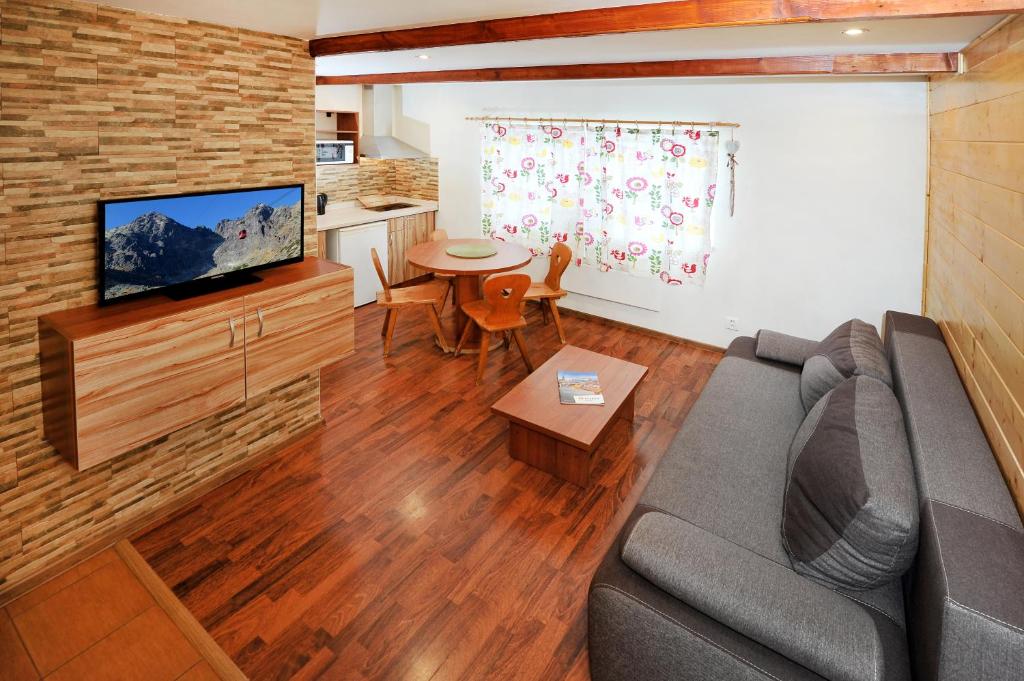 TV a/nebo společenská místnost v ubytování APLEND Chaty Tatry Holiday