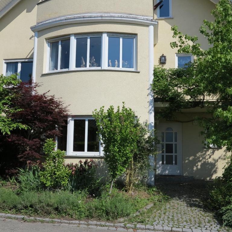 una casa con una ventana en un lado en BodenSEE Hegau Gottmadingen, en Gottmadingen