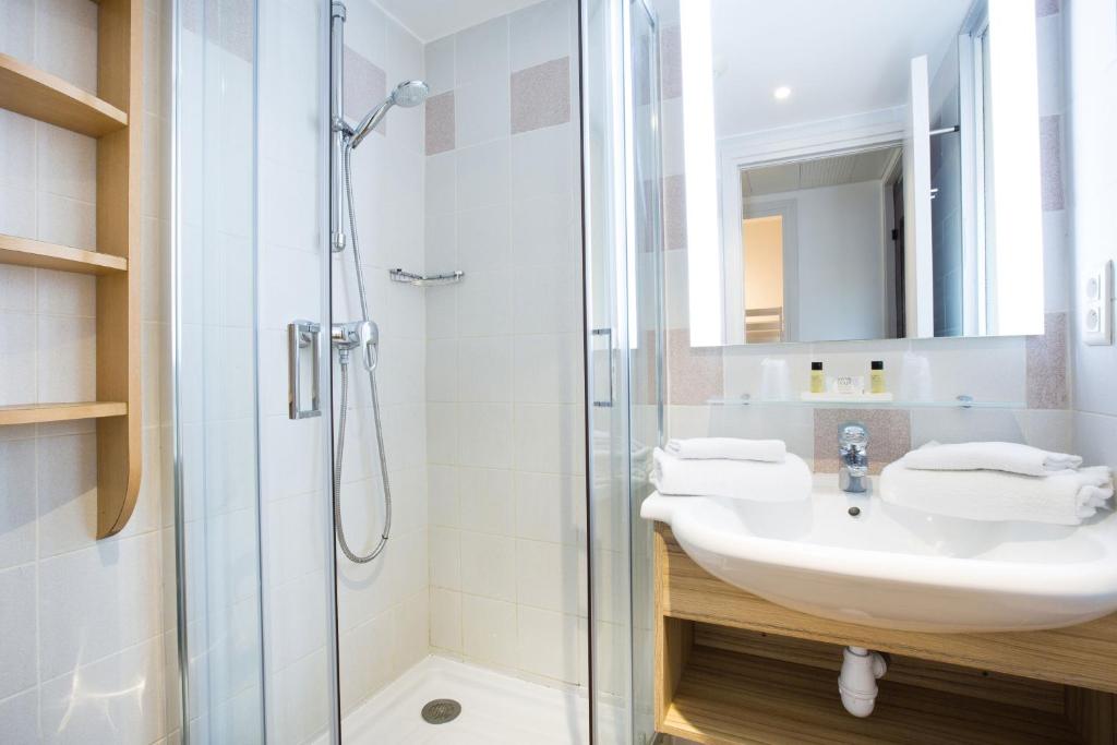 a bathroom with a sink and a shower at Hôtel Vacances Bleues Delcloy in Saint-Jean-Cap-Ferrat