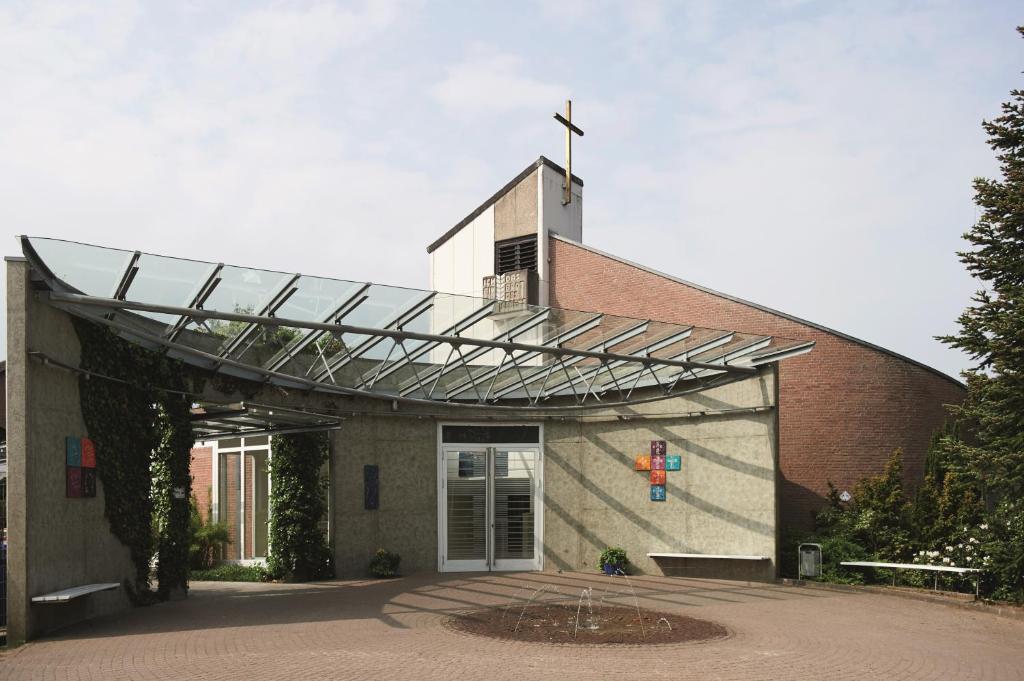 una iglesia con techo de cristal y un edificio en Krelinger Freizeit- und Tagungszentrum, en Walsrode
