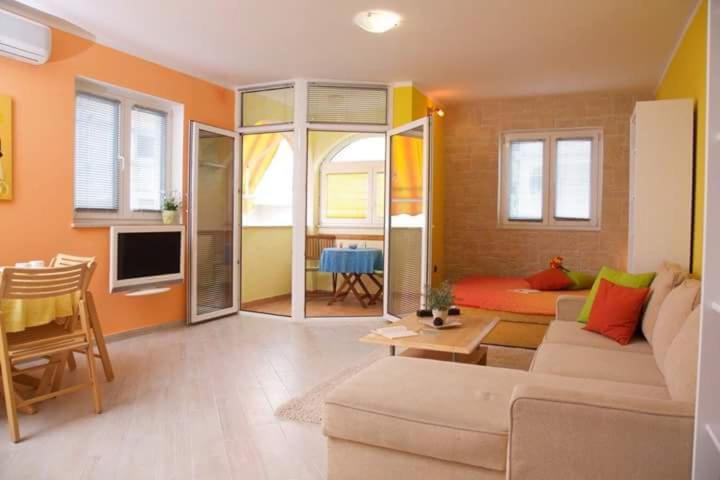 TV a/nebo společenská místnost v ubytování Apartment Lemon & Soul