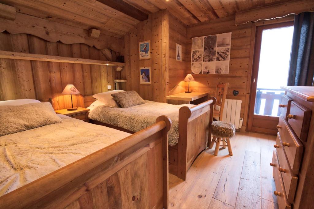 Postel nebo postele na pokoji v ubytování Chalet Hôtel du Mont-Charvin & Spa