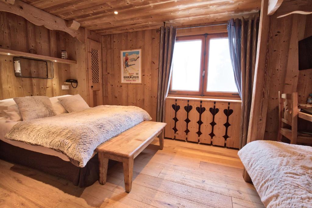 Postel nebo postele na pokoji v ubytování Chalet Hôtel du Mont-Charvin & Spa
