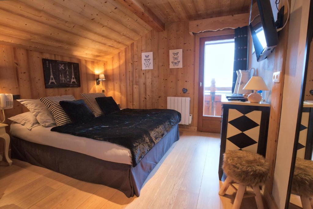Postel nebo postele na pokoji v ubytování Chalet Hôtel du Mont-Charvin & Spa