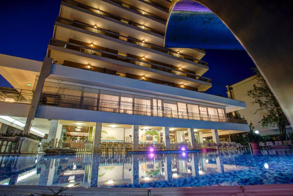 Bazén v ubytování Hotel Gambrinus - Valentini Family Village nebo v jeho okolí