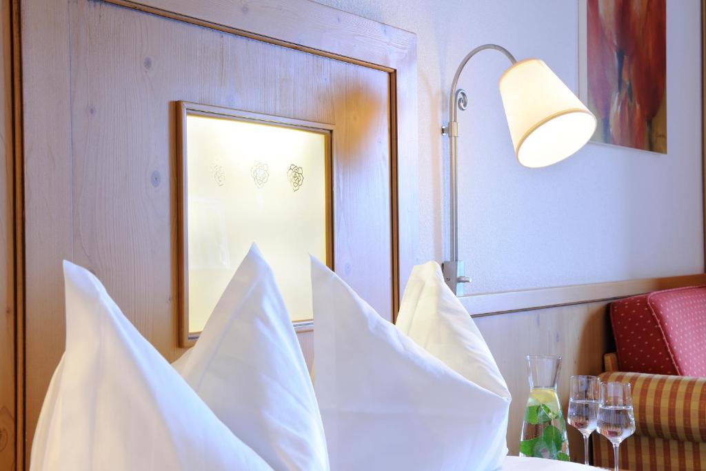 Postel nebo postele na pokoji v ubytování Cresta.Alpin.Sport.Hotel