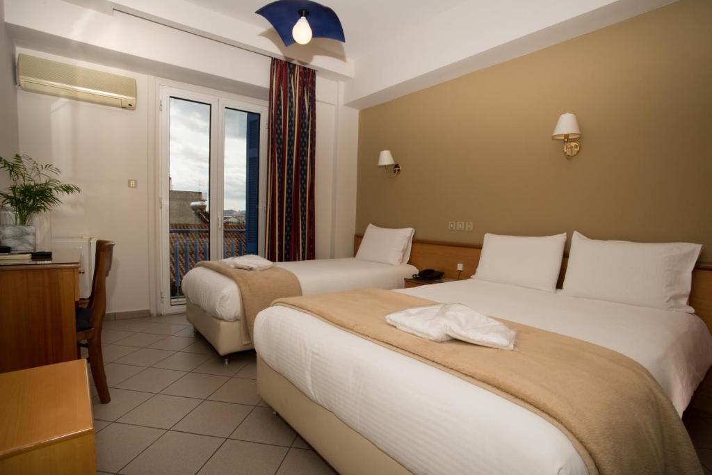 Postel nebo postele na pokoji v ubytování Morfeas Hotel