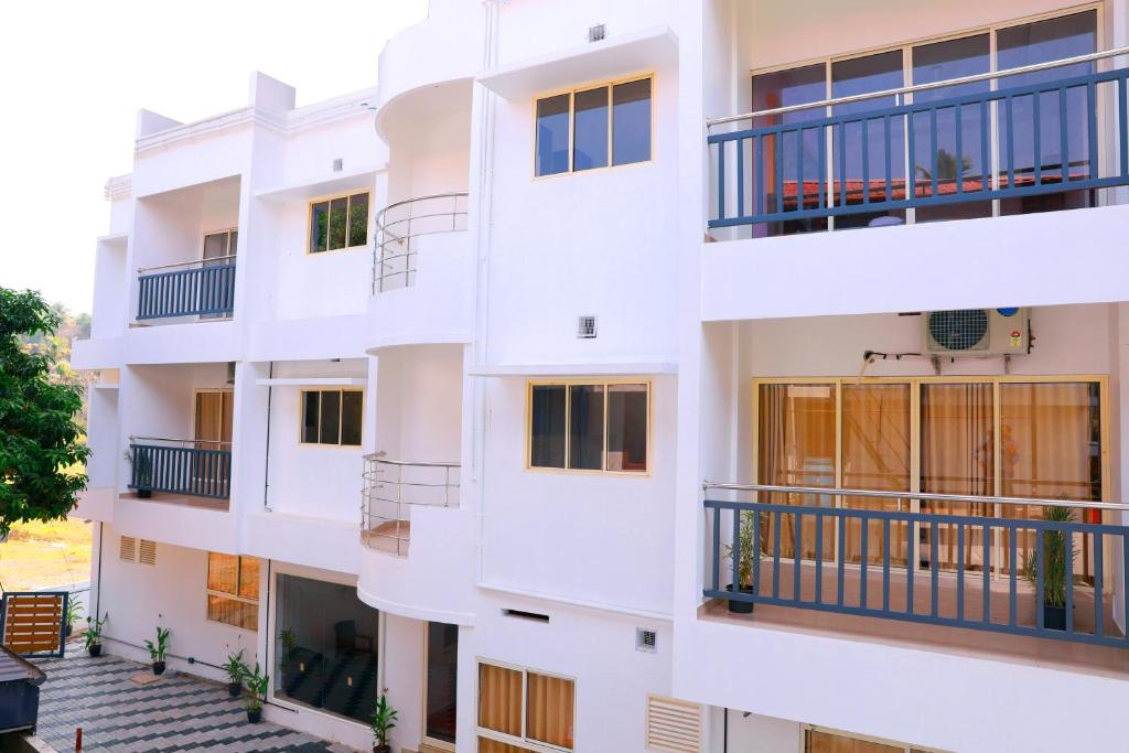 uma imagem de um edifício com varandas em Hisham Residency em Kakkanad