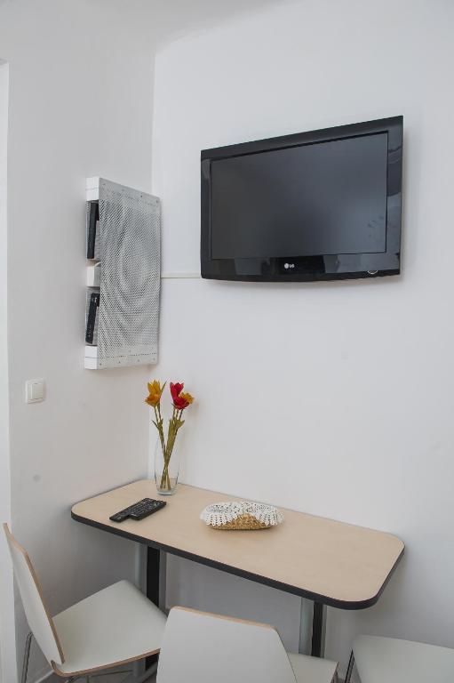 Televízia a/alebo spoločenská miestnosť v ubytovaní Roze Apartment