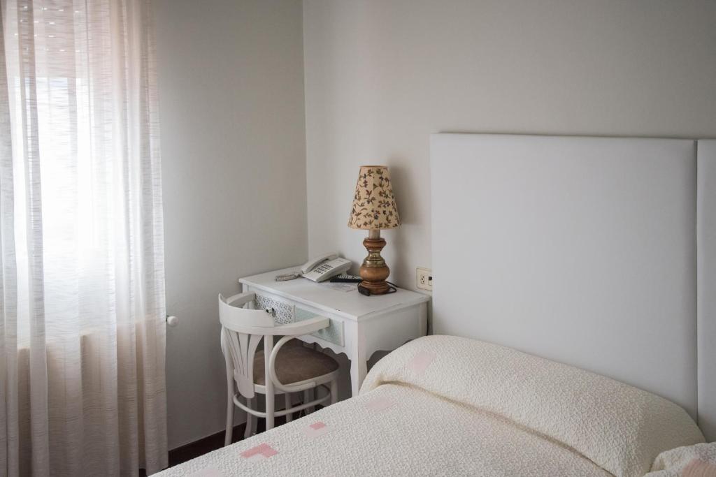 A bed or beds in a room at Hostal Antolín