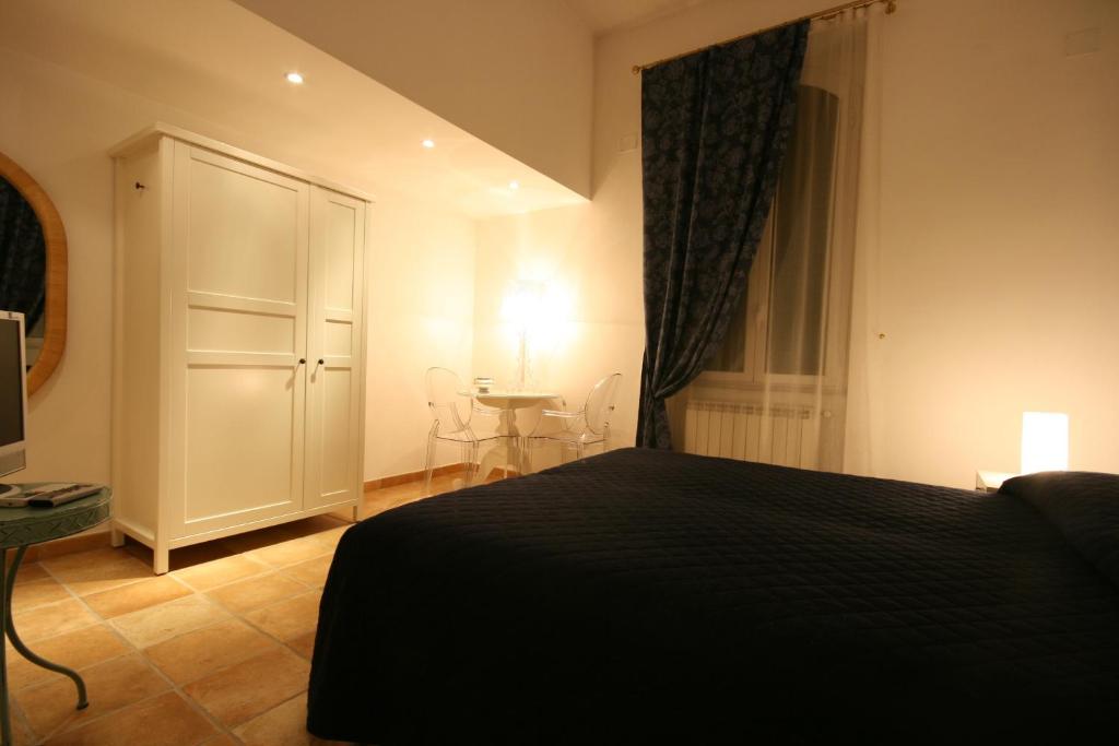 a bedroom with a black bed and a table at La Rotella Nel Sacco in Rome