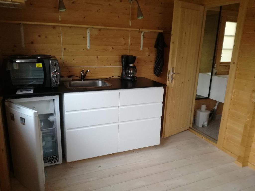 Kuchyň nebo kuchyňský kout v ubytování Hjemstavnsgårdens Camping & Cottages