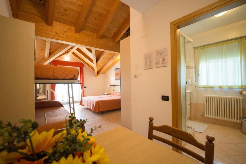 Residence Hotel Miralago - Quadruple Room With Balcony