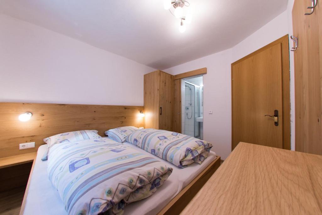 Postel nebo postele na pokoji v ubytování Haus Dorfschmied