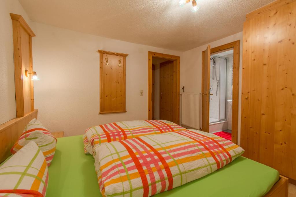 Postel nebo postele na pokoji v ubytování Haus Dorfschmied