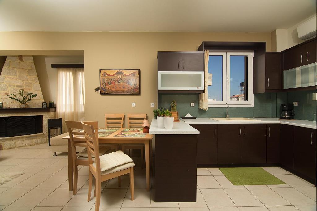 uma cozinha com uma mesa e uma sala de jantar em Home Suites em Hersonissos