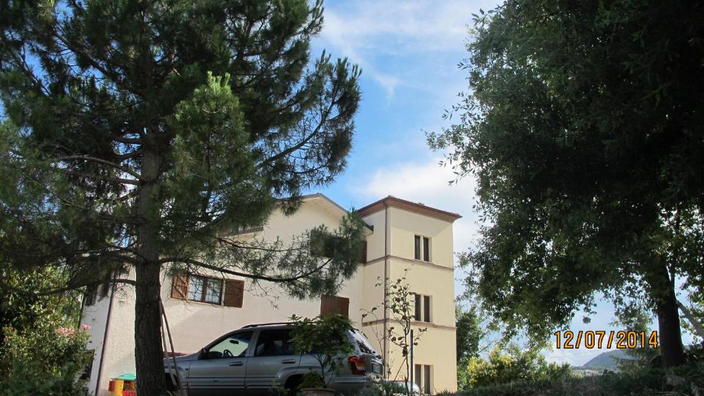 samochód zaparkowany przed budynkiem w obiekcie Locanda San Marino Al Coppo w mieście Monte Grimano Terme