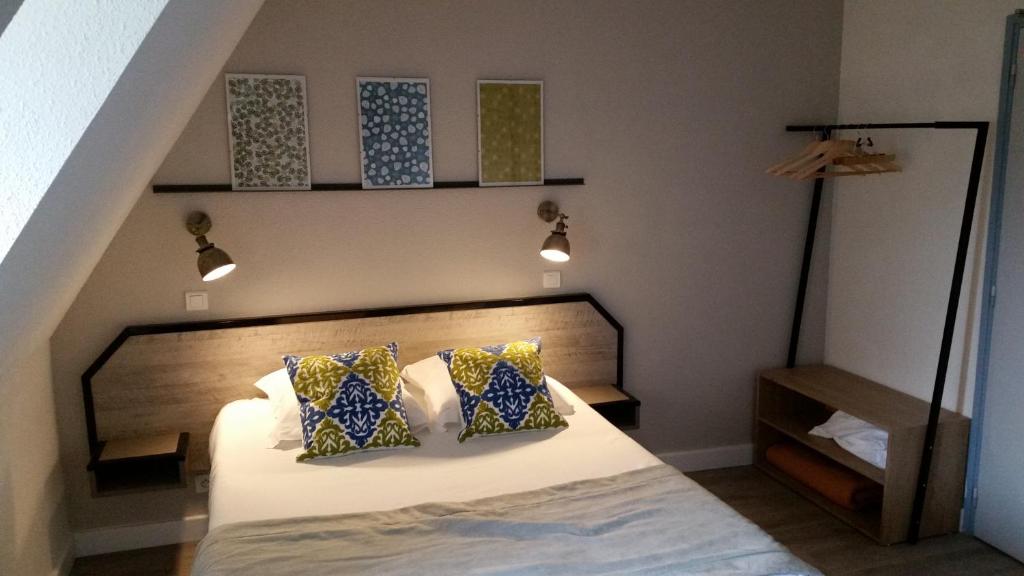 Llit o llits en una habitació de Amadour Hôtel