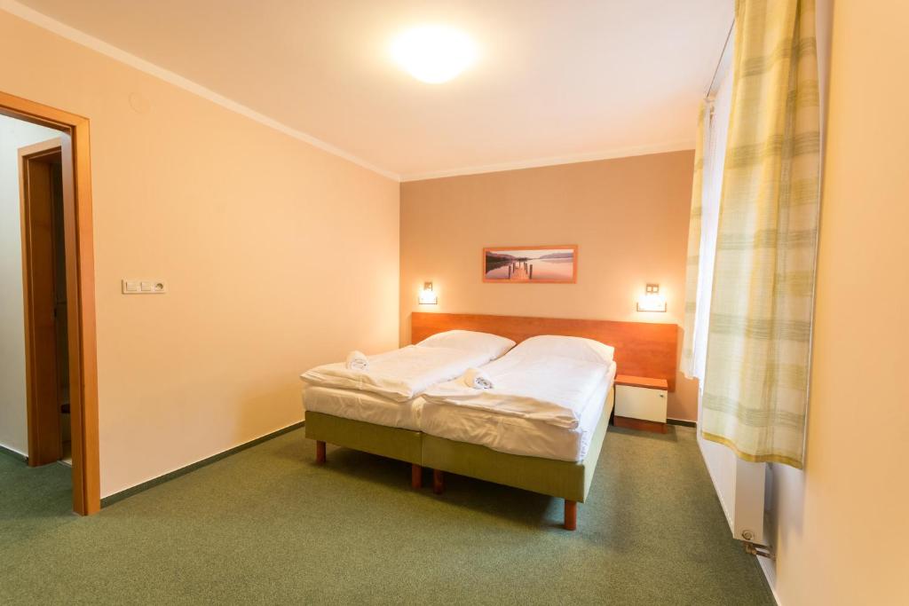 Postel nebo postele na pokoji v ubytování Hotel Na Kocandě
