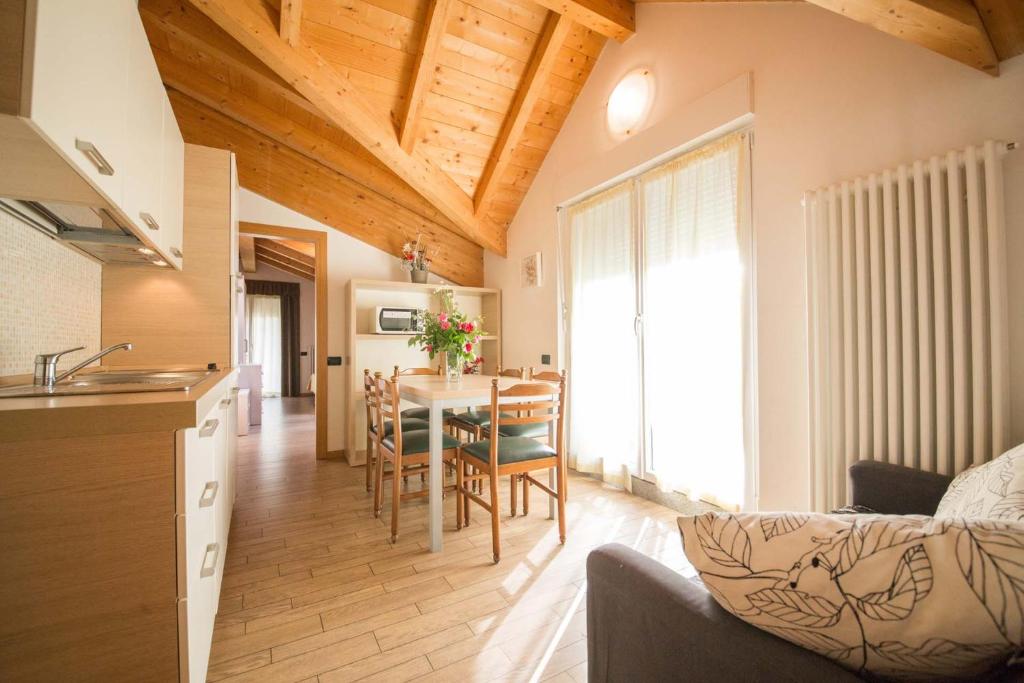 Residence Hotel Miralago - One-Bedroom Apartment With Balcony (5 Adults)