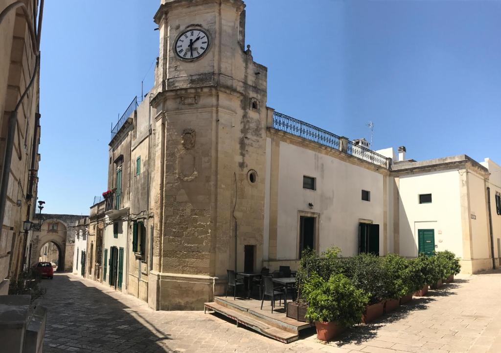 スコッラーノにあるPORTATERRA Antica Dimoraの時計塔