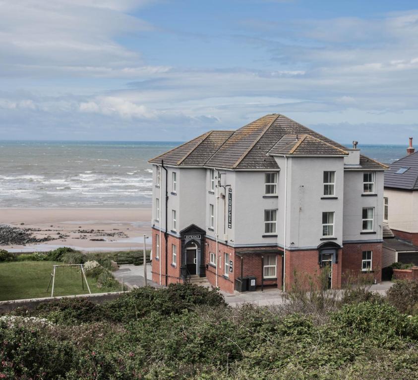 a house on a hill next to the beach at Bailey Ground Lodge in Seascale