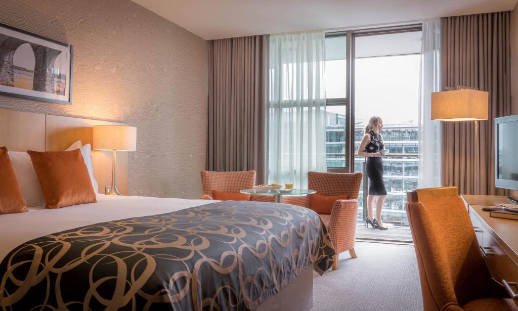 Postel nebo postele na pokoji v ubytování Clayton Hotel Cork City