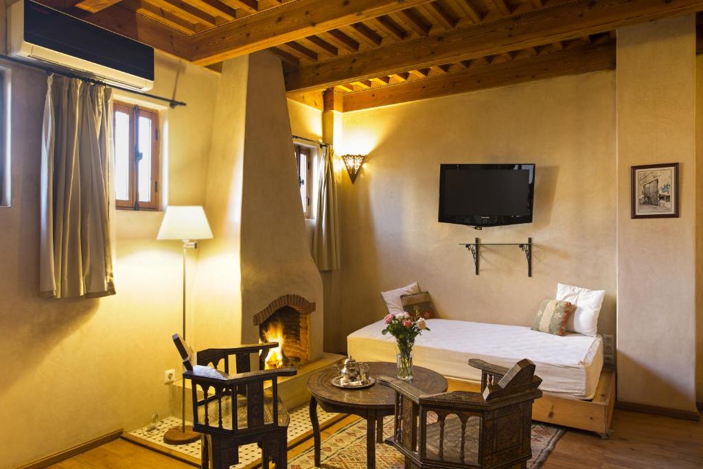 Télévision ou salle de divertissement dans l'établissement Riad Chbanate