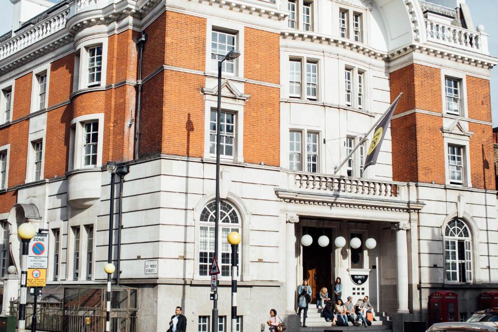 un edificio en una calle con gente caminando delante de él en Clink78 Hostel, en Londres