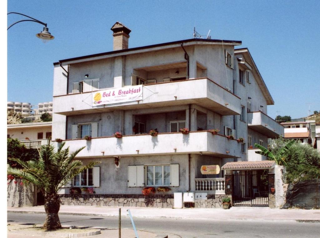 ein Gebäude mit einem Schild an der Seite in der Unterkunft Bed & Breakfast Sunrise in Brancaleone Marina