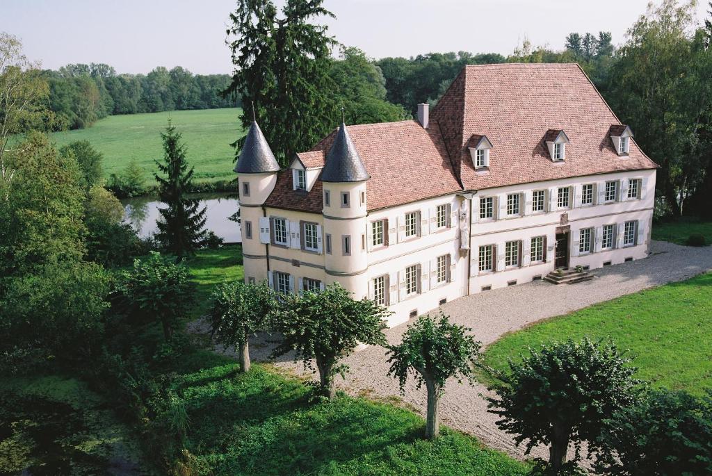 una vista aérea de una casa grande con árboles en Château De Werde en Matzenheim