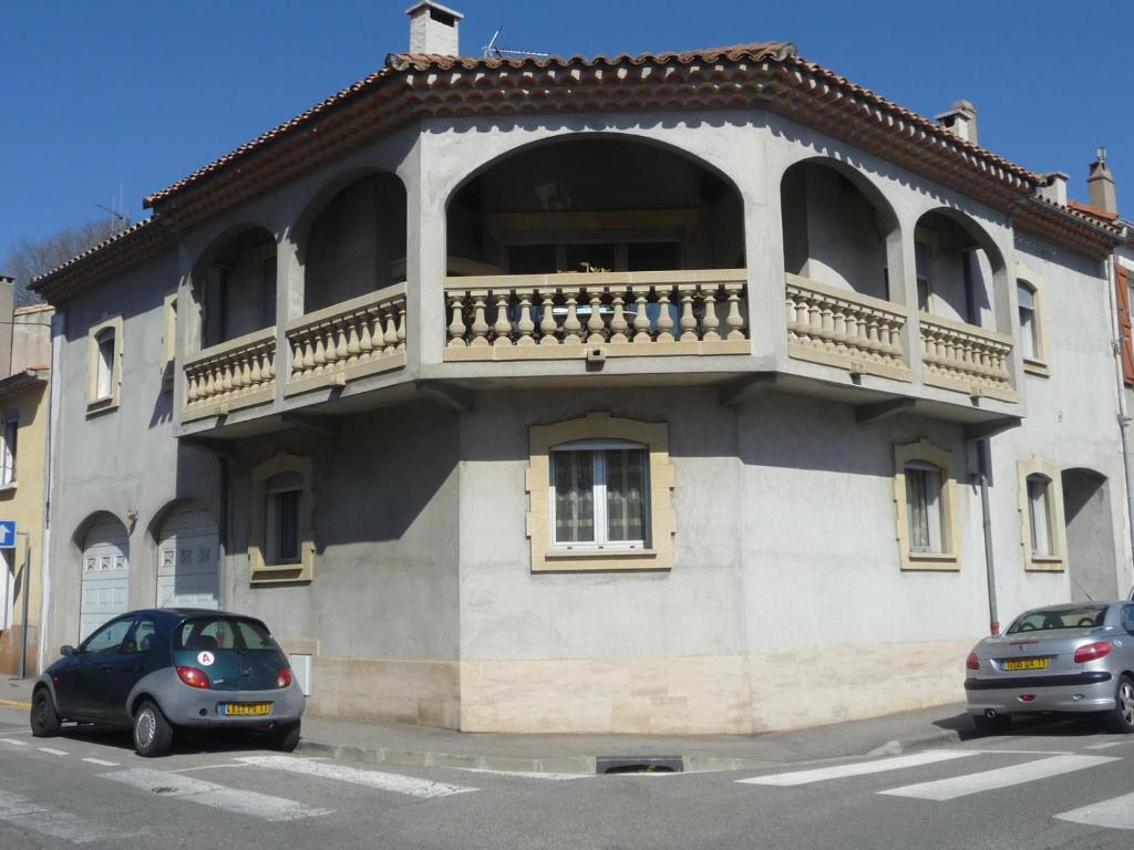 um edifício com uma varanda ao lado em Havre de Paix Centre ville Narbonne, T3 confortable, près de l'ARENA et du GRAND BUFFET em Narbona