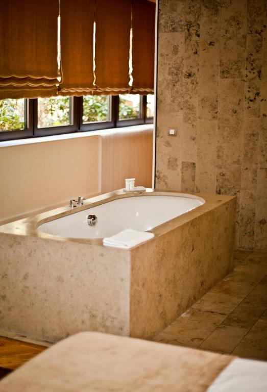 Koupelna v ubytování CORTIINA Hotel